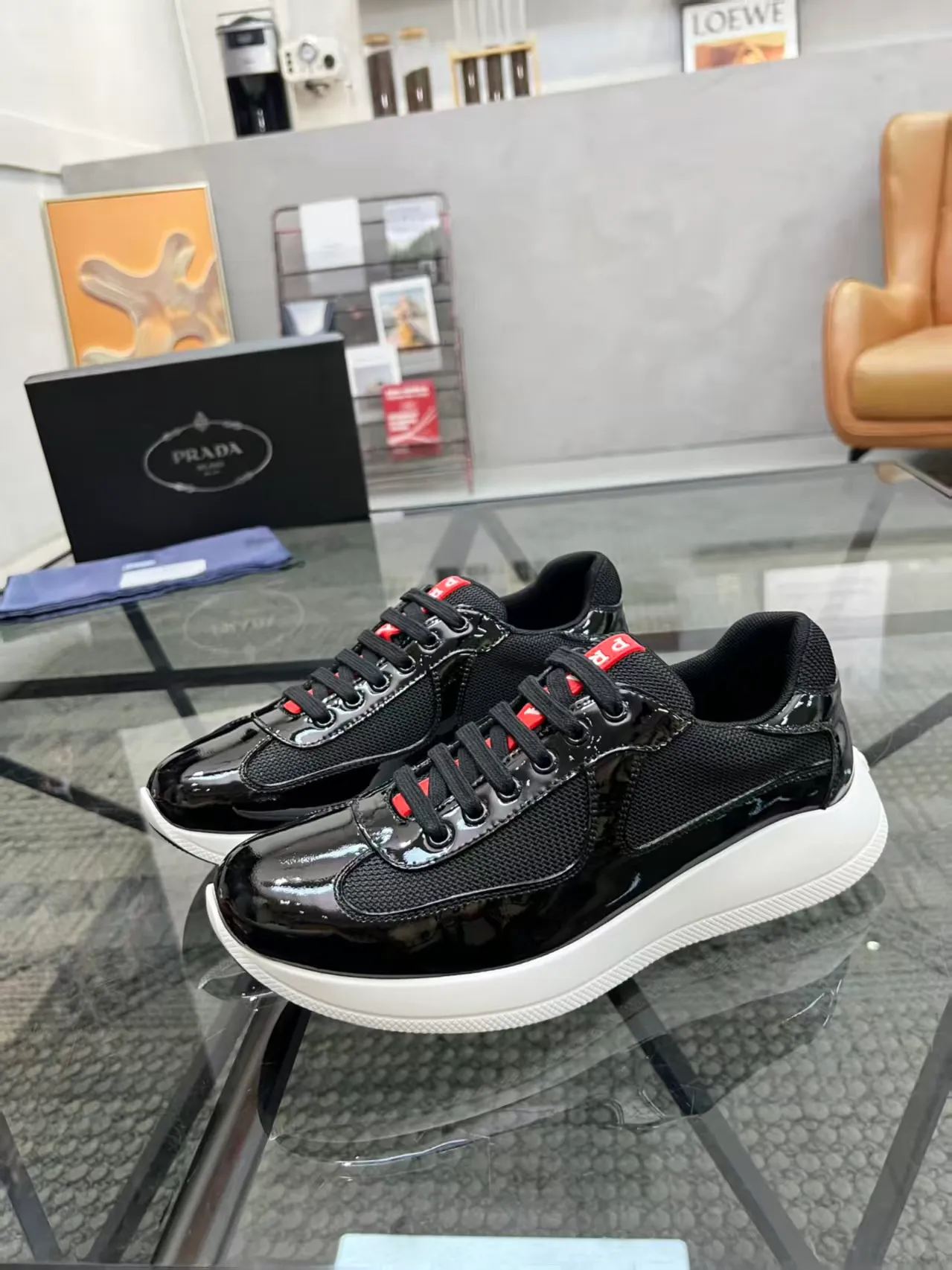 P420 38-45 Prada Prada’s new men’s leather sneakers, the highest version on the market, any comparison is welcome🆚! The original leather has excellent texture and is super high-end! Fetal sheep net lining imported from Italy, removable pad! Luxurious materials and fine workmanship, highly recommended!